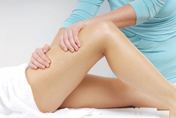 Esecuzione di massaggi per le vene varicose degli arti inferiori